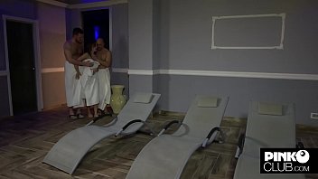 Malena incontra due uomini nella spa e si fa una doppietta